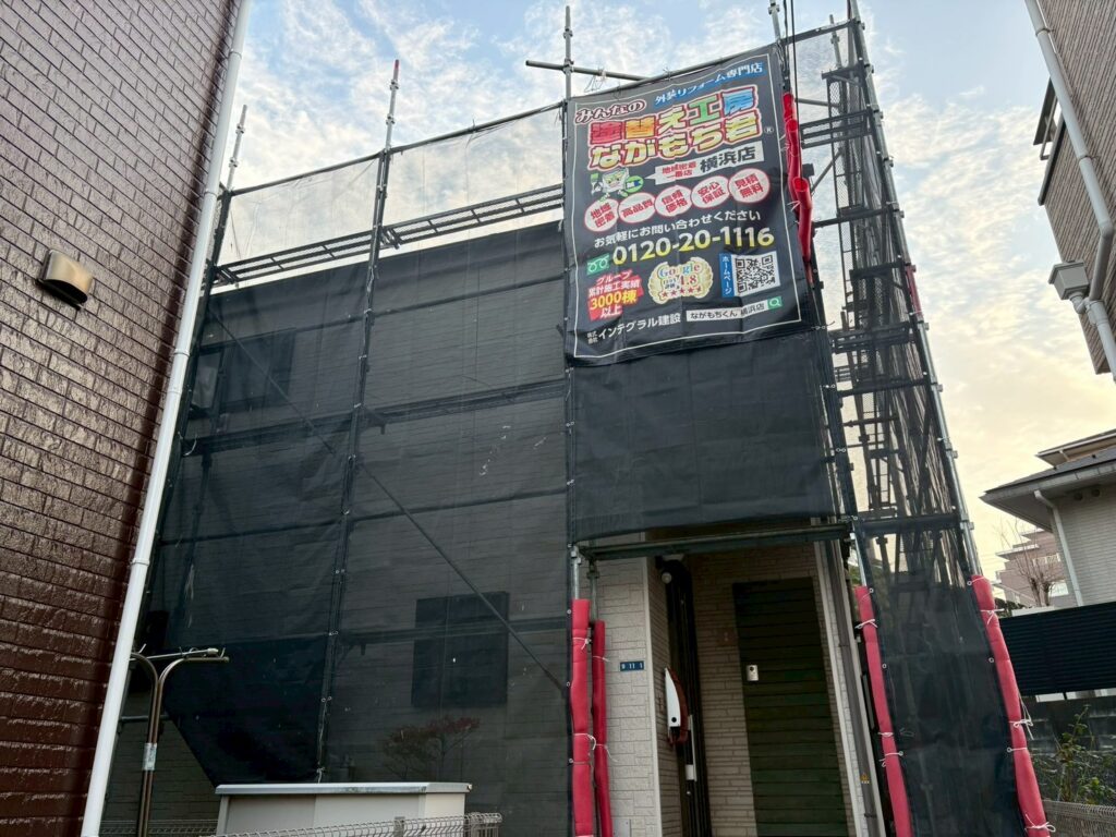 足場を設置後、メッシュシートを設置し塗料の飛散を防ぎます。